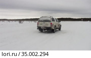 Движение по зимней дороге в метель. Автомобили Toyota и ГАЗ (Соболь). Traffic on the winter road in a snowstorm. Toyota and GAZ (Sable) cars. (2013 год). Редакционное видео, видеограф Евгений Романов / Фотобанк Лори