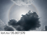 Гало в облачном небе. A halo in a cloudy sky. Стоковое фото, фотограф Евгений Романов / Фотобанк Лори