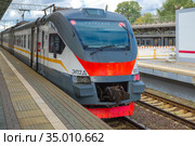 Головной вагон электропоезда ЭП2д-0015 крупным планом. Москва (2020 год). Редакционное фото, фотограф Виктор Карасев / Фотобанк Лори