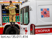 Пожарный расчет и бригада скорой медицинской помощи обеспечивают безопасность во время праздничных мероприятий на Красной площади в центре города Москвы, Россия (2020 год). Редакционное фото, фотограф Николай Винокуров / Фотобанк Лори