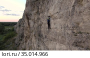Спортивный туризм. Тренировка альпинистов на горе. Шихан Юрактау. Sport tourism. Alpinism. Mountain climbers training on the mountain. Sheekhan Youraktau. (2020 год). Редакционное видео, видеограф Евгений Романов / Фотобанк Лори
