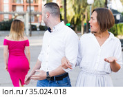 Young woman is resentmenting because her boyfriend was stared on other girl. Стоковое фото, фотограф Яков Филимонов / Фотобанк Лори