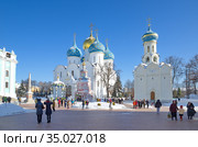Свято-Троицкая Сергиева Лавра. Духовская церковь, собор Успения Пресвятой Богородицы, Успенский кладезь с часовней и Водосвятная часовня-сень. Город Сергиев Посад, Московская область, Россия (2018 год). Редакционное фото, фотограф Елена Коромыслова / Фотобанк Лори