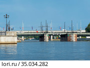 Река Преголя. Высокий мост. Калининград (2018 год). Редакционное фото, фотограф Александр Щепин / Фотобанк Лори