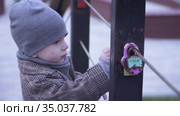 Boy playing with padlocks. Стоковое видео, видеограф Потийко Сергей / Фотобанк Лори
