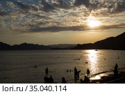 Sea sunset on the background of rocks (2020 год). Редакционное фото, фотограф Антон Соваренко / Фотобанк Лори