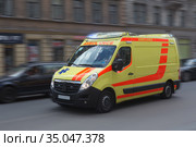 Ambulance moves on a city street. Стоковое фото, фотограф Юрий Бизгаймер / Фотобанк Лори