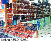 Продажа кожаной обуви на вещевом рынке в Иерусалиме. Израиль (2012 год). Редакционное фото, фотограф Ирина Борсученко / Фотобанк Лори