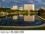 Москва, Чертаново Северное, Малый Чертановский пруд ранним утром (2020 год). Стоковое фото, фотограф glokaya_kuzdra / Фотобанк Лори