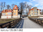 Частный дом и Ekesparre Boutique Hotel у замка Курессааре, остров Сааремаа, Эстония (2018 год). Редакционное фото, фотограф Кекяляйнен Андрей / Фотобанк Лори