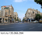 Вид улицы  Алленби в старом районе Тель-Авива. Израиль (2012 год). Редакционное фото, фотограф Ирина Борсученко / Фотобанк Лори