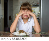 Девочка отказывается от предлагаемой еды. Стоковое фото, фотограф Иванов Алексей / Фотобанк Лори