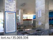 Углекисло-сероводородная вода Лермонтовского источника № 2 в центральной питьевой галерее. Пятигорск. Ставропольский край (2020 год). Редакционное фото, фотограф Сергей Афанасьев / Фотобанк Лори