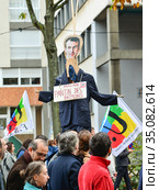 LE MANS, FRANCE - OCTOBER 10, 2017: The figure of the president of France Emmanuel Macron during a strike. Редакционное фото, фотограф Irina Kuchugurina/Gaudy / Фотобанк Лори