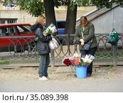 Торговля цветами около метро. 9-ая Парковая улица. Район Северное Измайлово. Город Москва (2008 год). Редакционное фото, фотограф lana1501 / Фотобанк Лори