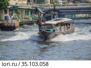 Пассажирская маршрутная лодка на клонге Mahanak canal . Общественный транспорт Бангкока, Таиланд (2018 год). Редакционное фото, фотограф Виктор Карасев / Фотобанк Лори