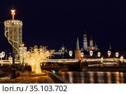 View of the Moskvoretsky bridge over the Moscow river and the Kremlin from Raushskaya embankment on new year's eve. Moscow, Russia (2020 год). Стоковое фото, фотограф Наталья Волкова / Фотобанк Лори
