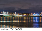 Russia, St Petersburg, Night view of the Alexander Nevsky Bridge on Neva River (2020 год). Редакционное фото, фотограф Андрей Зарин / Фотобанк Лори