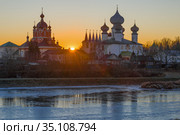 Храмы Тихвинского Богородичного Успенского монастыря на фоне декабрьского заката. Ленинградская область, Россия (2020 год). Стоковое фото, фотограф Виктор Карасев / Фотобанк Лори