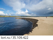 Эрозия песчаного берега. Размывание песка. Стоковое фото, фотограф Яковлев Сергей / Фотобанк Лори