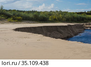 Эрозия песчаного берега. Размывание песка. Стоковое фото, фотограф Яковлев Сергей / Фотобанк Лори