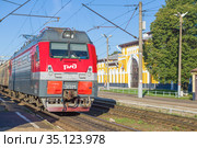 Электровоз ЭП1М-798 с поездом на станции Шарья Северной железной дороги (2020 год). Редакционное фото, фотограф Виктор Карасев / Фотобанк Лори