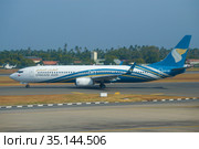 Самолет Boeing 737-91M(А4О-BT) авиакомпании Oman Air на рулежной дорожке  аэропорта Bandaranaike. Шри-Ланка (2020 год). Редакционное фото, фотограф Виктор Карасев / Фотобанк Лори