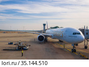 Самолет Boeing 777-300(А4О-BT) авиакомпании Эмирейтс в  аэропорту Bandaranaike ранним утром. Коломбо, Шри-Ланка (2020 год). Редакционное фото, фотограф Виктор Карасев / Фотобанк Лори