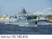 Военные корабли "Адмирал флота Касатонов" и "Павел Хенов" на военно-морском параде в честь дня ВМФ. Санкт-Петербург (2019 год). Редакционное фото, фотограф Виктор Карасев / Фотобанк Лори