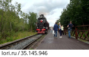 Русский паровоз у перрона железнодорожной станции Рускеала. Туристический ретро поезд "Рускеальский экспресс". Карелия (2020 год). Редакционное видео, видеограф Виктор Карасев / Фотобанк Лори