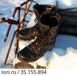 Берцы периода войны в Югославии в огороде. Миротворцы России. Стоковое фото, фотограф Анатолий Матвейчук / Фотобанк Лори