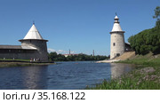 Старинные башни на реке Пскова июльским днем. Псков, Россия (2020 год). Редакционное видео, видеограф Виктор Карасев / Фотобанк Лори