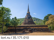 Старинная буддистская ступа на руинах храма Wat  Chedi Ngarm  солнечным днем. Сукхотай, Таиланд (2016 год). Стоковое фото, фотограф Виктор Карасев / Фотобанк Лори
