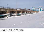 Floodgate and dam on Ob Sea in winter season. Novosibirsk, Siberia, Russia (2020 год). Редакционное фото, фотограф Сергей Пристяжнюк (Serg Zastavkin) / Фотобанк Лори