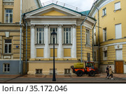 Москва, современная машина для мытья тротуаров на Большой Никитской улице (2020 год). Редакционное фото, фотограф glokaya_kuzdra / Фотобанк Лори