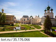 Courtyard of Rostov Kremlin (2019 год). Редакционное фото, фотограф Юлия Бабкина / Фотобанк Лори