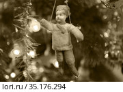 Партизан - елочная игрушка из папье-маше из 50-х.. Стоковое фото, фотограф Анатолий Матвейчук / Фотобанк Лори