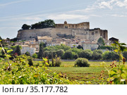 Средневековый замок XII в. и деревня у его подножия Гриньян. Франция (Chateau Grignan; département Drôme; région Auvergne-Rhône-Alpes. France) (2020 год). Стоковое фото, фотограф Вера Смолянинова / Фотобанк Лори