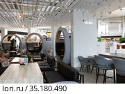 Simferopol, Crimea -July 11. 2019. Cafe in Zona departures in Simferopol international airport. Редакционное фото, фотограф Володина Ольга / Фотобанк Лори