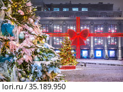 Новогодние разноцветные елки перед ЦУМом в Москве на Кузнецком Мосту (2020 год). Стоковое фото, фотограф Baturina Yuliya / Фотобанк Лори