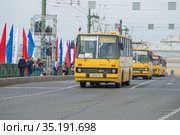 Городской автобус Икарус-260.37 возглавляет колонну венгерских автобусов на параде ретро транспорта в честь Дня города (2019 год). Редакционное фото, фотограф Виктор Карасев / Фотобанк Лори