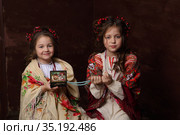 Две девочки меряют бижутерию. Стоковое фото, фотограф Марина Володько / Фотобанк Лори