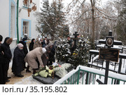 Люди на могиле протоиерея Владимира Ганина в селе Жилино Люберецкого района (2021 год). Редакционное фото, фотограф Дмитрий Неумоин / Фотобанк Лори