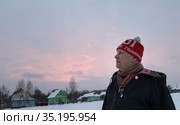 Балашихинский художник Лев Леонидович Немкович в деревне Шустино (2021 год). Редакционное фото, фотограф Дмитрий Неумоин / Фотобанк Лори