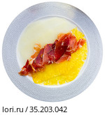 Delicious serving of pineapple and melon carpaccio with thinly sliced prosciutto. Стоковое фото, фотограф Яков Филимонов / Фотобанк Лори