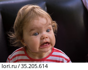 Маленькая девочка корчит гримассу, показывая зубы. Стоковое фото, фотограф Гетманец Инна / Фотобанк Лори