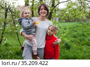 European woman with two daughters walking in spring park. Стоковое фото, фотограф Дарья Трофимова / Фотобанк Лори