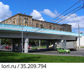 Путепровод через Щербаковскую улицу. Район Соколиная гора. Город Москва. Россия (2008 год). Редакционное фото, фотограф lana1501 / Фотобанк Лори