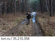 Лесник накануне зимы идет по лесной дороге. Стоковое фото, фотограф Анатолий Матвейчук / Фотобанк Лори