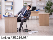 Young male employee and mousetrap in the office. Стоковое фото, фотограф Elnur / Фотобанк Лори